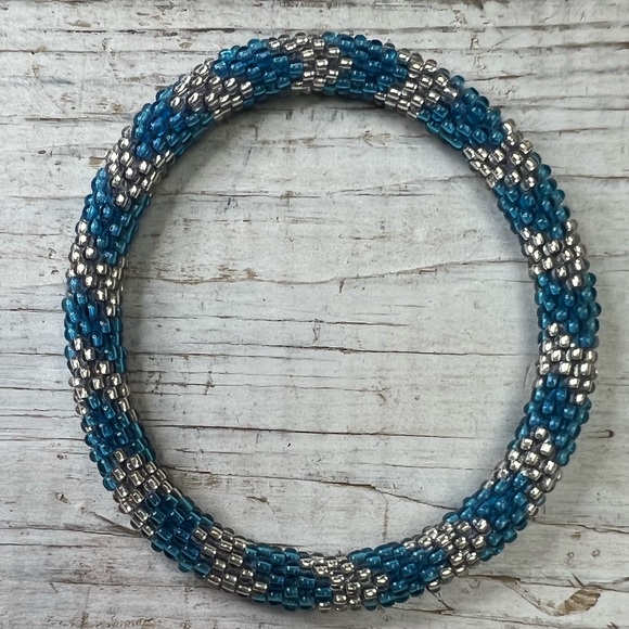 😍 Beautiful set of 3 roll on bracelets from Aid Through Trade. Beaded, perfect - Picture 5 of 6